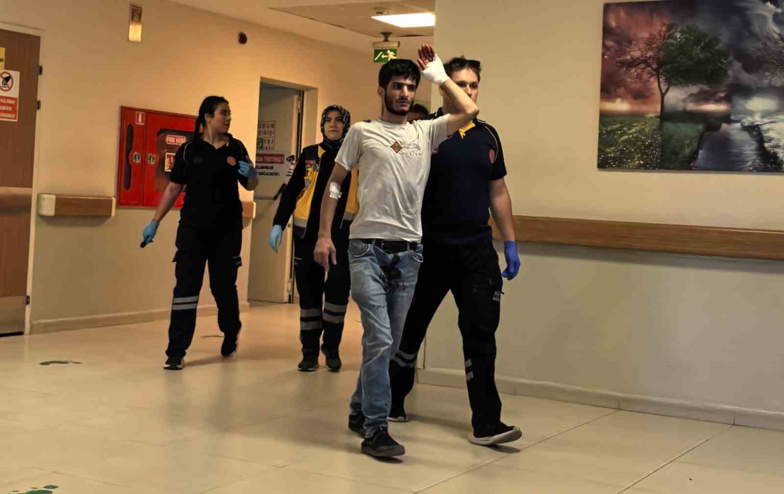 Spiralle demir keserken yaralandı