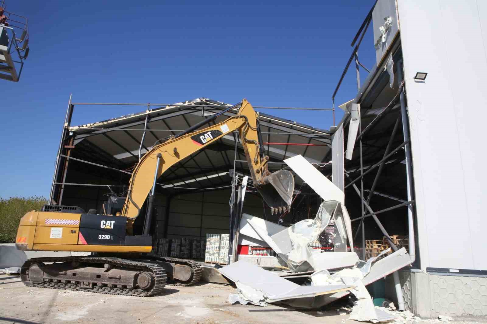 Başköy’de kaçak depo yıkıldı