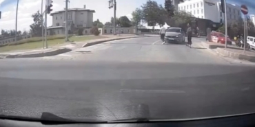 Çanakkale’de yol verme kavgası araç kamerasına yansıdı