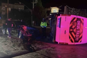 Otomobil ile çarpışan servis minibüsü devrildi: 1 yaralı