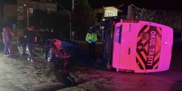Otomobil ile çarpışan servis minibüsü devrildi: 1 yaralı