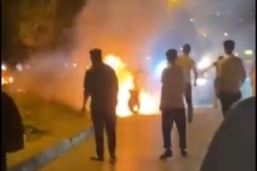 Alev alan motosikleti, kırık ayağıyla koşarak yetişen yardımsever kurtardı