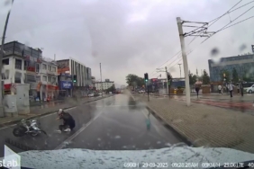 Bursa’da motosikletli yağışlı havada drift attı, yere kapaklandı