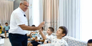 Başkan Elbi’den çocuklara hem sürpriz hem gelecek vizyonu