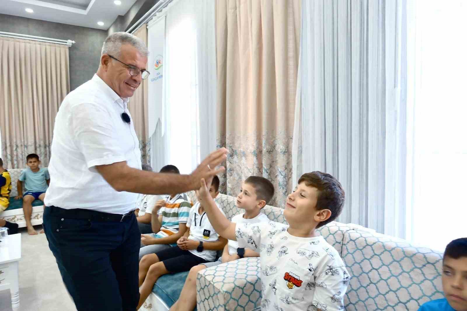 Başkan Elbi’den çocuklara hem sürpriz hem gelecek vizyonu