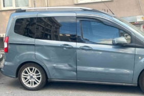 Motorla ön kaldıran gençler, park halindeki arabaya girdi