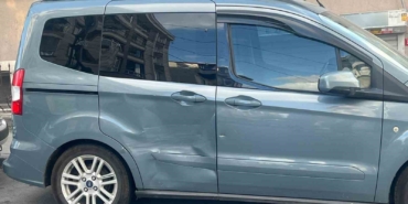 Motorla ön kaldıran gençler, park halindeki arabaya girdi