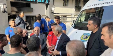 Küçükçekmece Kaymakamı ve Belediye Başkanı yangın yerinde inceleme yaptı, ölen vatandaş için başsağlığı diledi