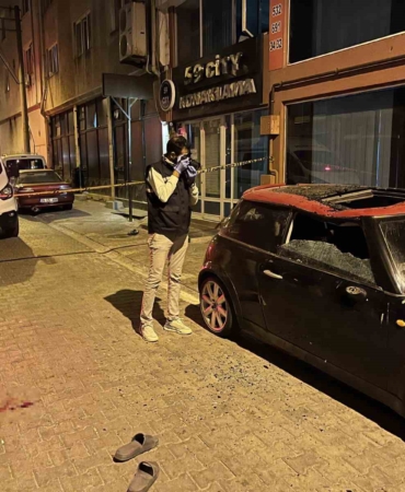 5. kattan düşen genç adamı otomobil kurtardı