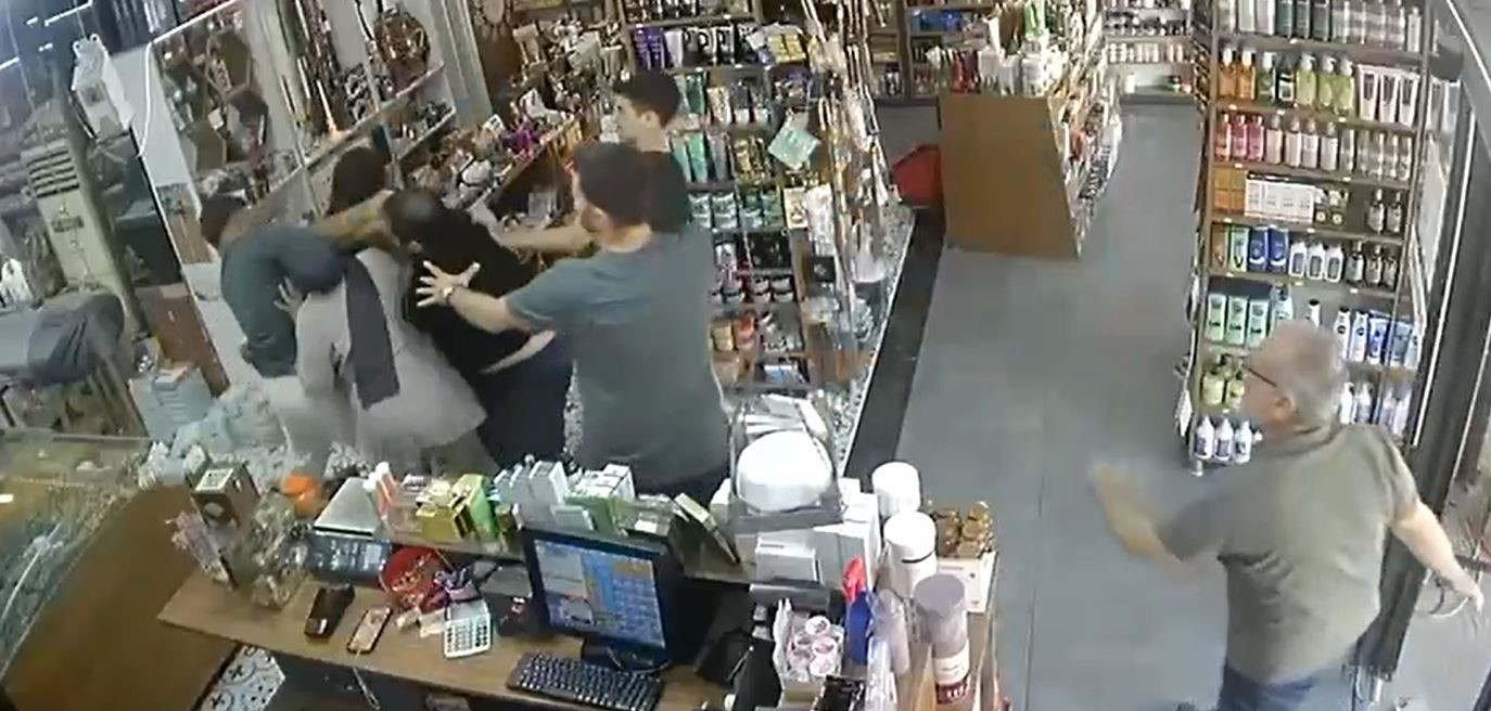 İş yerini nacak ve silahla basan esnaf 16 yaşındaki çocuğu darp etti