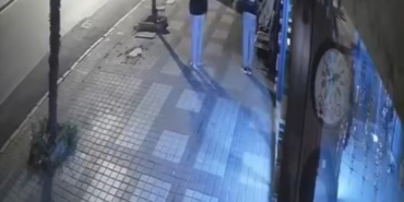 Önce paraları sonra meyveleri çalan şüpheli kamerada