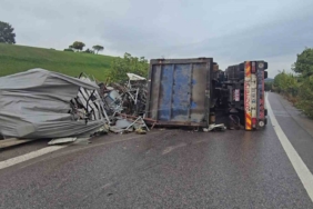 Sancaktepe’de virajı alamayan hurda yüklü kamyon yan yattı: 1 yaralı