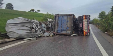Sancaktepe’de virajı alamayan hurda yüklü kamyon yan yattı: 1 yaralı