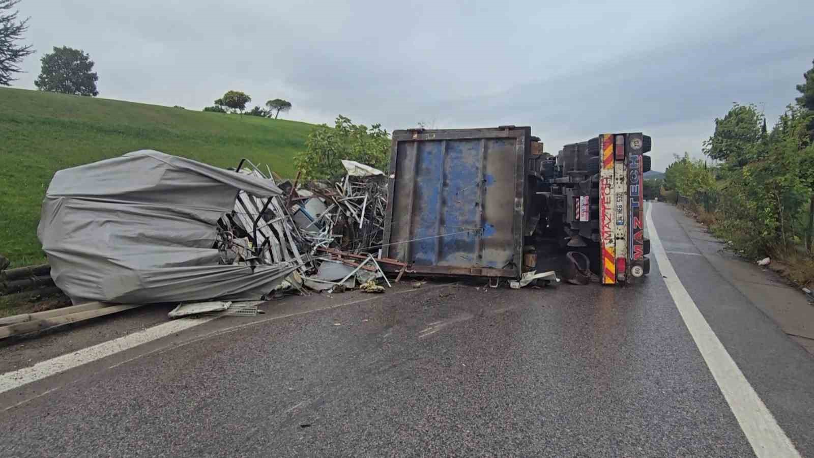 Sancaktepe’de virajı alamayan hurda yüklü kamyon yan yattı: 1 yaralı