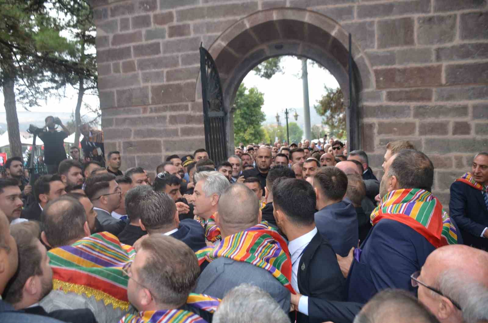 Ertuğrulgazi Türbesi önünde gerginlik