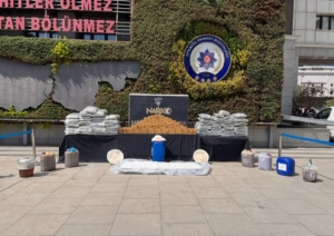 İstanbul’da ele geçirilen uyuşturucu emniyette sergilendi
