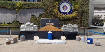 İstanbul’da ele geçirilen uyuşturucu emniyette sergilendi