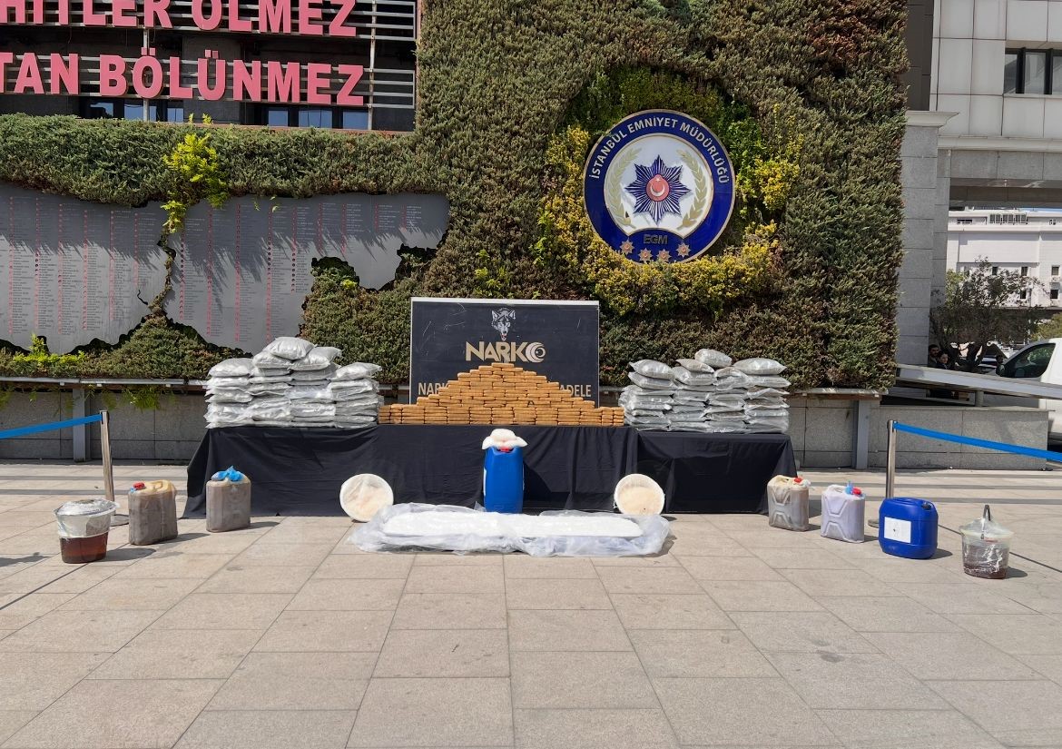 İstanbul’da ele geçirilen uyuşturucu emniyette sergilendi