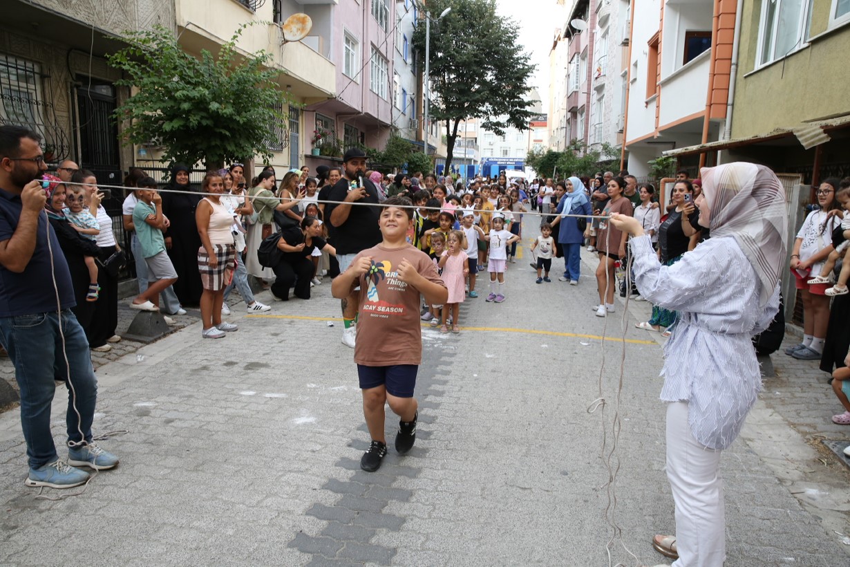 Küçükçekmece’de binlerce çocuk ‘sokakta oyun var’ ile yaz tatilinin tadını çıkarttı