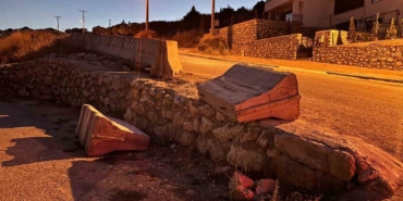 Bariyerlere çarpan otomobil sürücüsü yaralandı