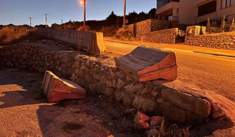 Bariyerlere çarpan otomobil sürücüsü yaralandı