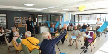 Nilüfer’de huzurevi sakinleri "Balon Voleybolu" ile eğlendi