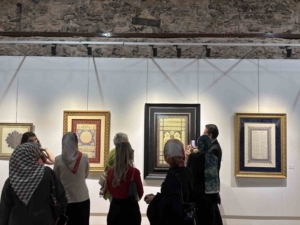 Sonsuz Desenlerde Altın İzler Hat ve Tezhip Sergisi Dolmabahçe Sarayı’nda sanatseverler ile buluştu