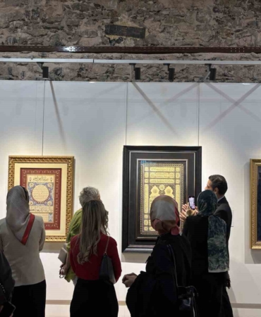 Sonsuz Desenlerde Altın İzler Hat ve Tezhip Sergisi Dolmabahçe Sarayı’nda sanatseverler ile buluştu