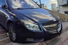 Küçükçekmece’de sürücü fark etmediği merdivenlerde asılı kaldı