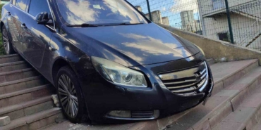 Küçükçekmece’de sürücü fark etmediği merdivenlerde asılı kaldı