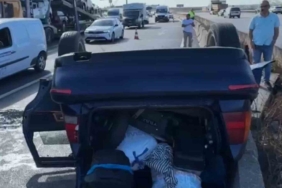 Kocaeli’de oto çekiciyle çarpışan otomobil devrildi: 3 yaralı