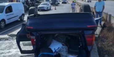 Kocaeli’de oto çekiciyle çarpışan otomobil devrildi: 3 yaralı