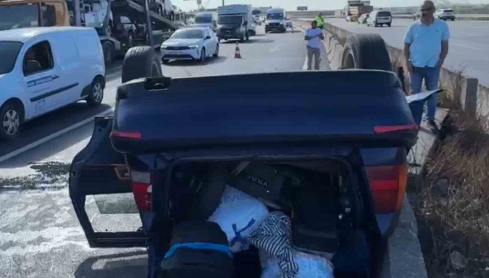 Kocaeli’de oto çekiciyle çarpışan otomobil devrildi: 3 yaralı