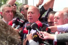 CHP İstanbul İl Başkanlığına gelen Gürsel Tekin’e su şisesi fırlattılar