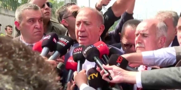 CHP İstanbul İl Başkanlığına gelen Gürsel Tekin’e su şisesi fırlattılar