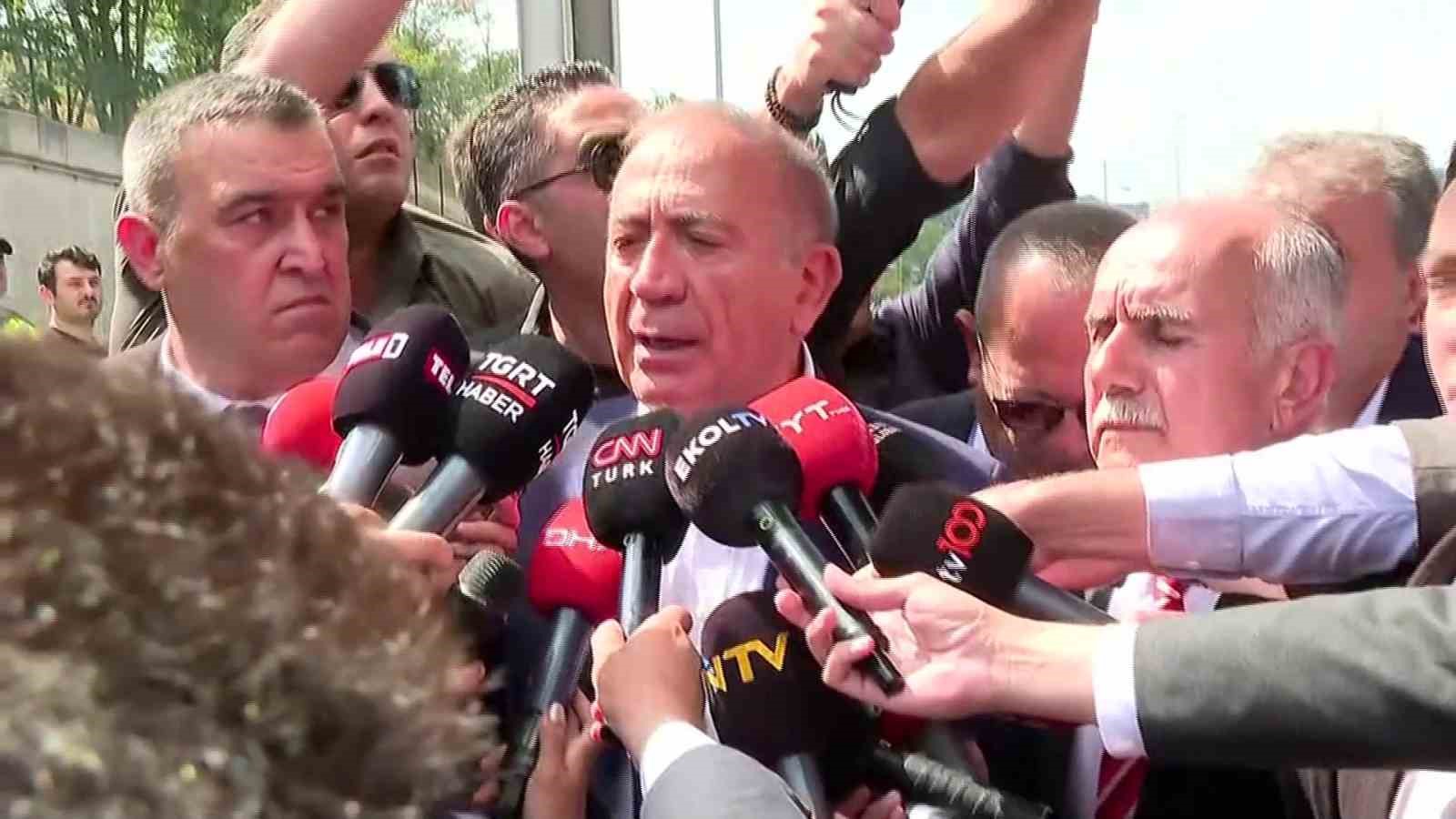 CHP İstanbul İl Başkanlığına gelen Gürsel Tekin’e su şisesi fırlattılar