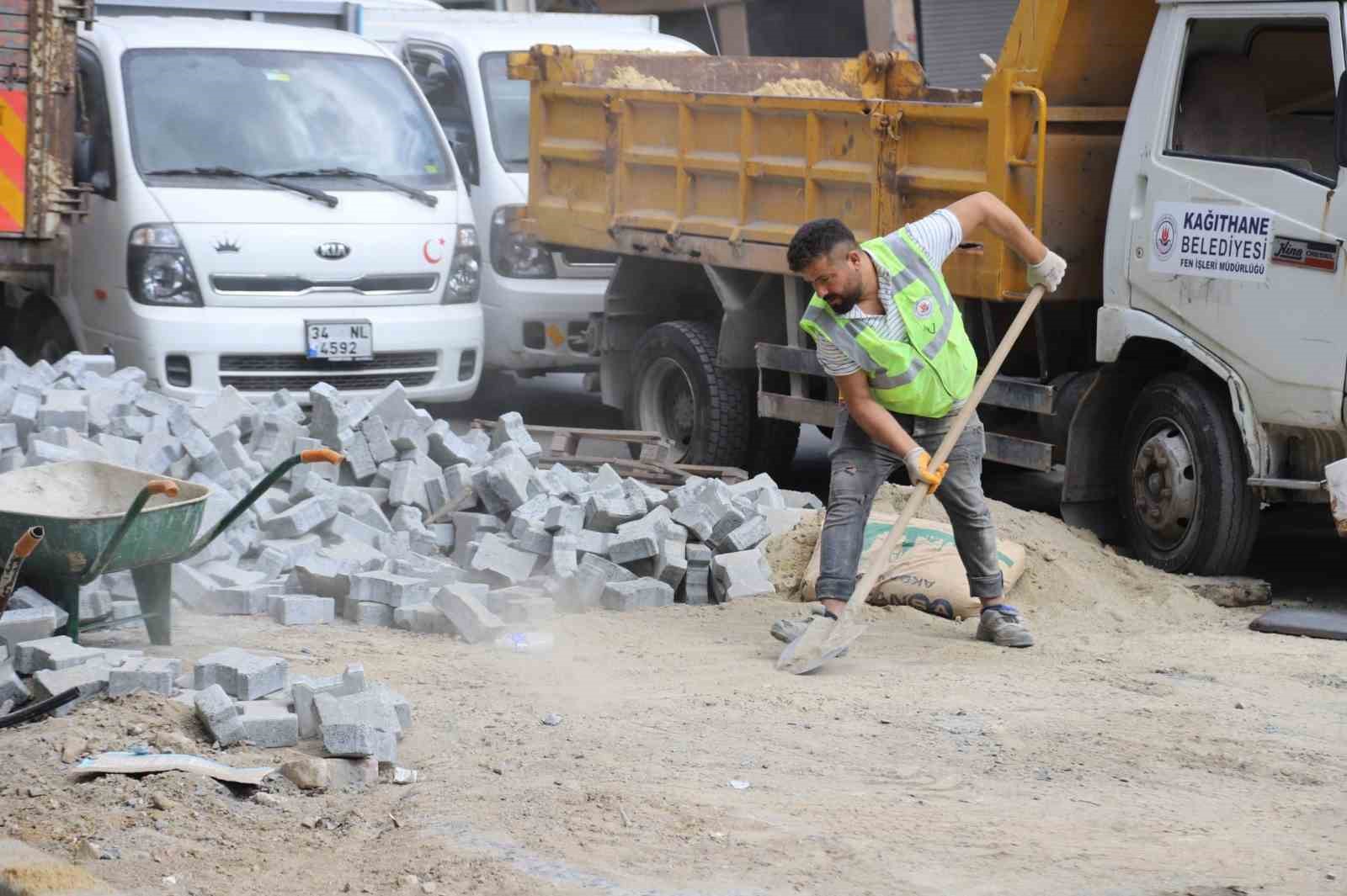 Kağıthane’de yol ve çevre düzenleme çalışmaları devam ediyor