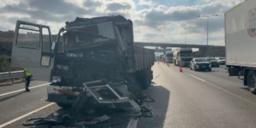 Kuzey Marmara Otoyolu’nda kamyon tıra çarptı: 1 yaralı