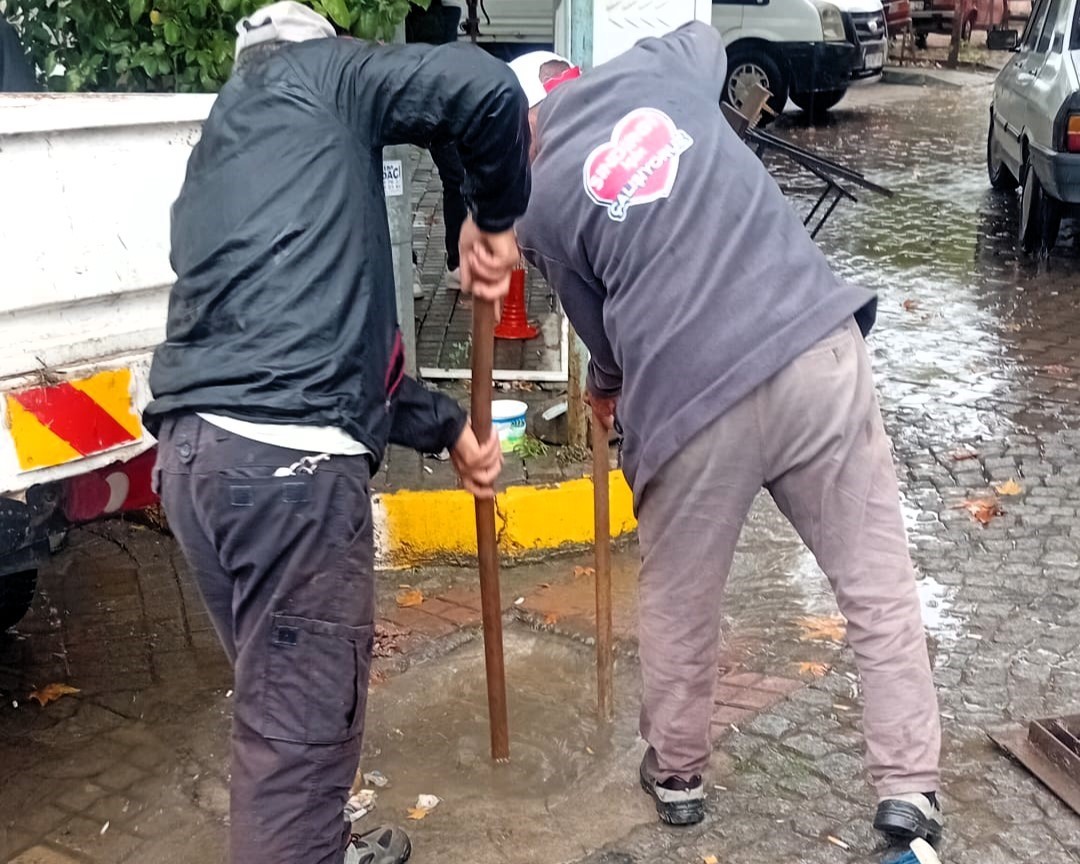 Sındırgı’da sağanak çiftçilerin yüzünü güldürdü