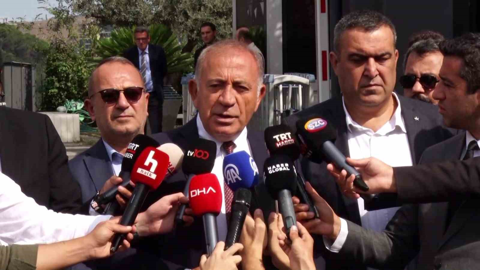 Gürsel Tekin CHP’nin Sarıyer’deki binasına geldi: "Biz Aziz İhsanlara yenilmeyeceğiz"