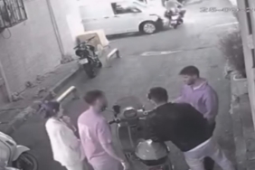 Fatih’te aniden yola çıkan motosikletliye kamyonet çarptı: O anlar kamerada