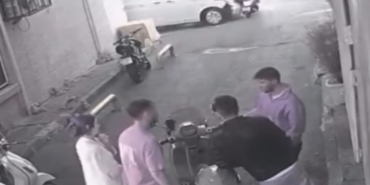 Fatih’te aniden yola çıkan motosikletliye kamyonet çarptı: O anlar kamerada