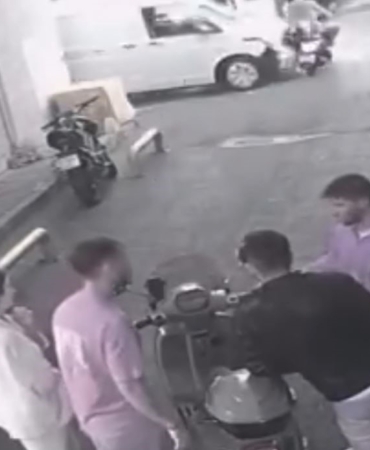 Fatih’te aniden yola çıkan motosikletliye kamyonet çarptı: O anlar kamerada