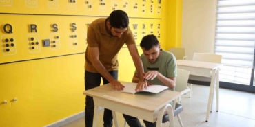 Görme engelli eğitmenleriyle hayata daha sıkı tutunuyorlar
