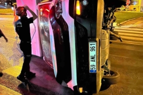 Edremit’te kavşağa kontrolsüz giriş kazaya neden oldu; kamyonet devrildi