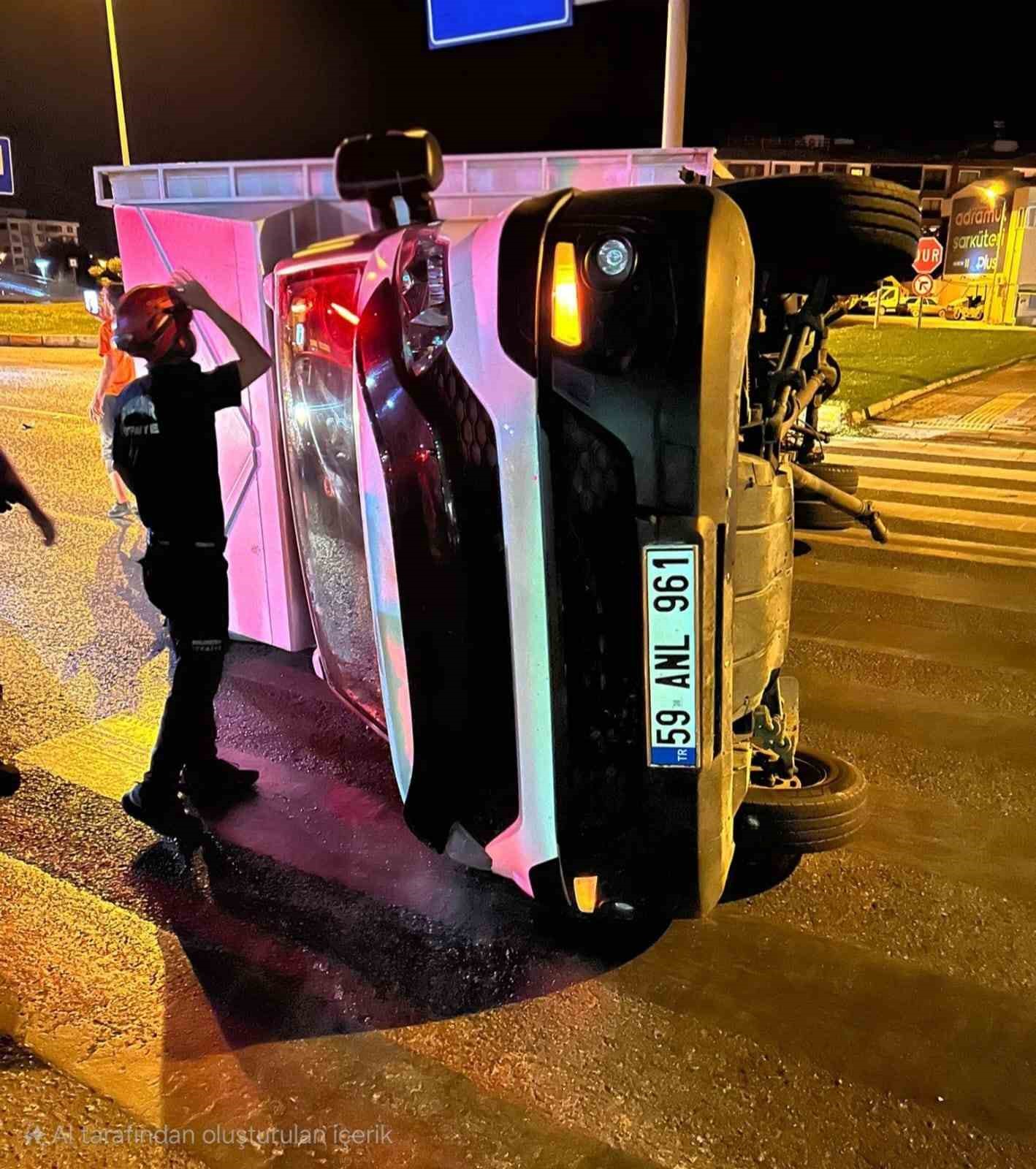 Edremit’te kavşağa kontrolsüz giriş kazaya neden oldu; kamyonet devrildi