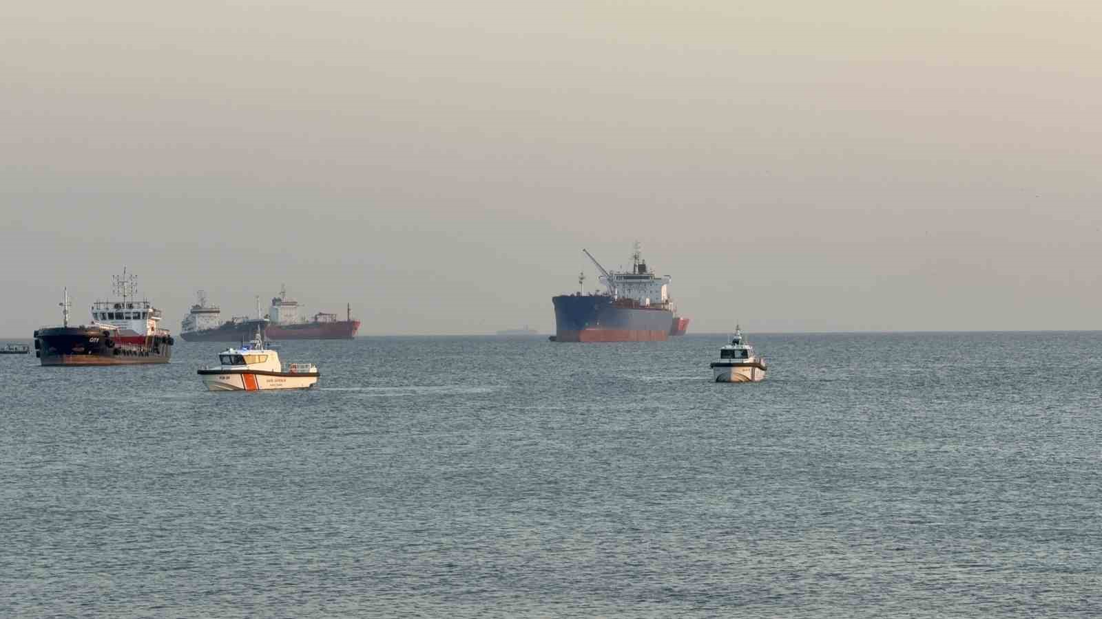 Küçükçekmece Menekşe açıklarında insan bedenine ait parçalar bulunduğu ihbarı polisi harekete geçirdi