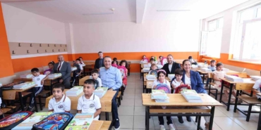 Sultangazi Belediyesinden öğrencilere çanta ve kırtasiye seti hediyesi