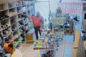 Müşteri gibi geldiği mağazadan ayakkabıyı böyle çaldı