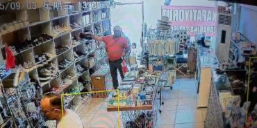 Müşteri gibi geldiği mağazadan ayakkabıyı böyle çaldı